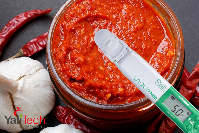 Medición del contenido de sal en salsa de chile con el medidor de bolsillo LAQUAtwin Salt-22